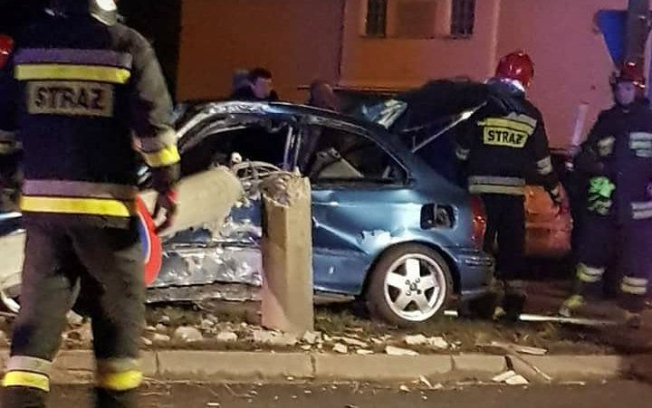 Wypadek na skrzyżowaniu ul. Grochowskiej i Świt. Samochód uderzył w latarnię (Aktualizacja)