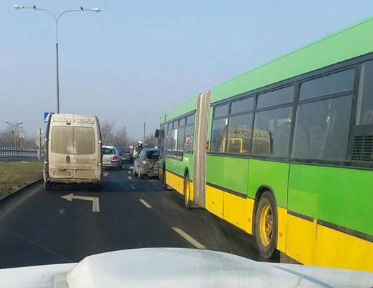 Zderzenie trzech pojazdów w tym autobusu MPK w rejonie ul. Witosa i al. Solidarności