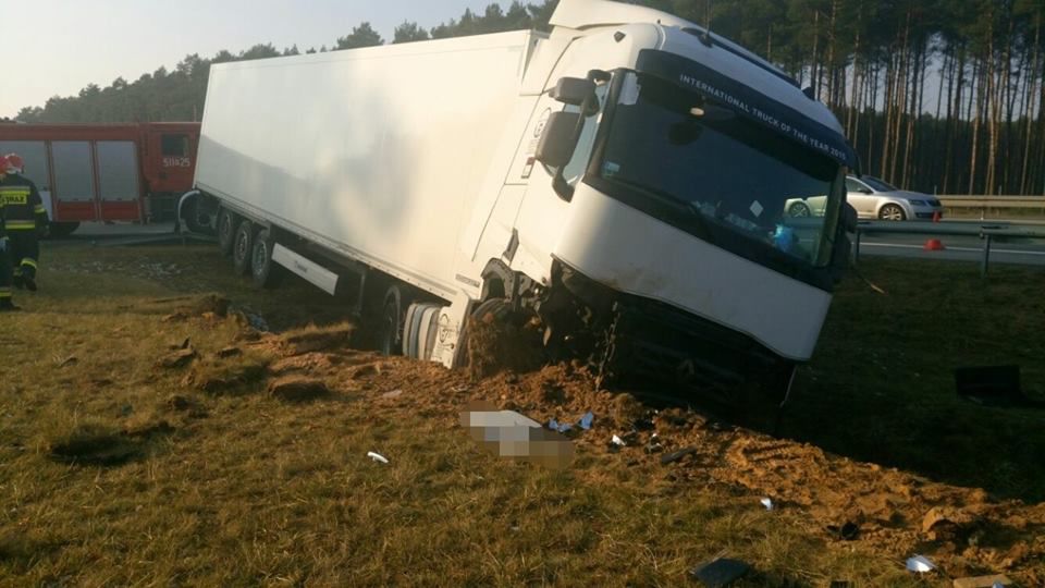 Ciężarówka wpadła do rowu, utrudnienia na autostradzie A2 w kierunku Poznania i Warszawy
