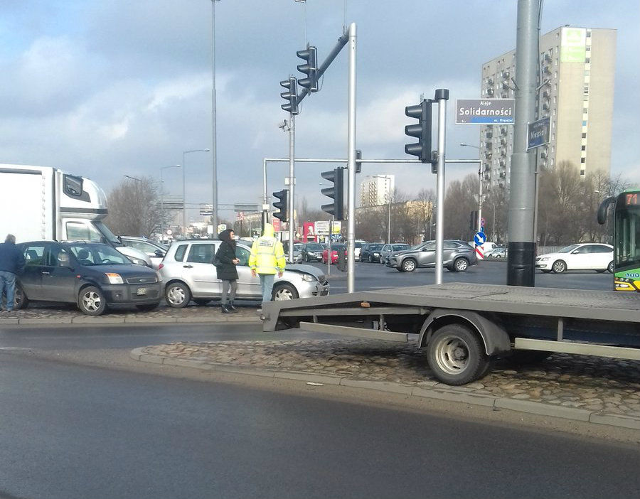 Zderzenie samochodów na skrzyżowaniu ul. Mieszka I i al. Solidarności