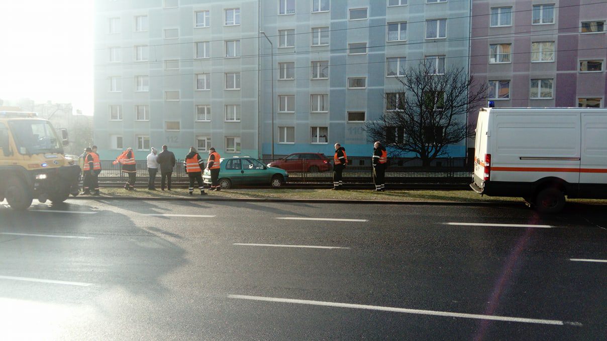Samochód wpadł na torowisko na ul. Hetmańskiej. Wstrzymany ruch tramwajowy w kierunku ul. Głogowskiej (Aktualizacja)