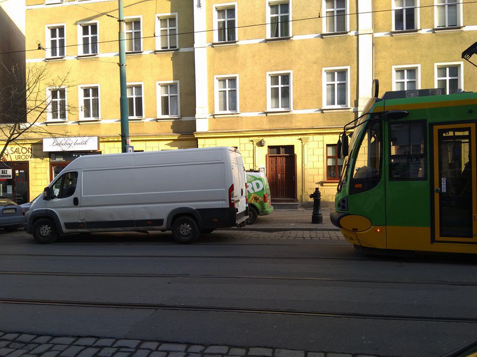 Samochód dostawczy blokuje przejazd tramwajów na ul. Górna Wilda
