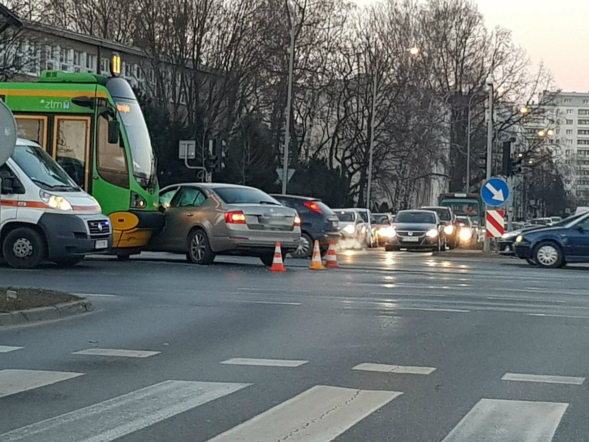 Samochód wjechał pod tramwaj na skrzyżowaniu ul. Hetmańska i Dmowskiego. Ruch był wstrzymany na 40 minut