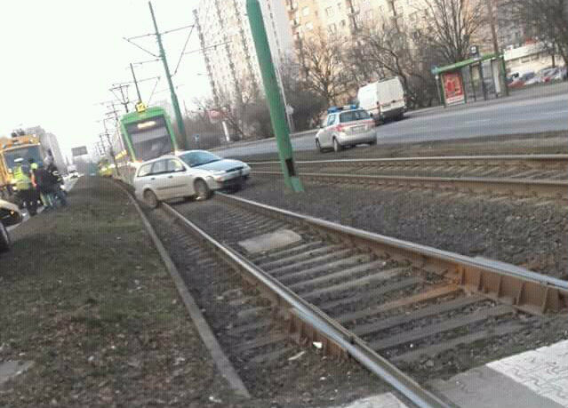 Samochód na torowisku i wstrzymanie ruchu tramwajowego na ul. Zamenhofa (Aktualizacja)