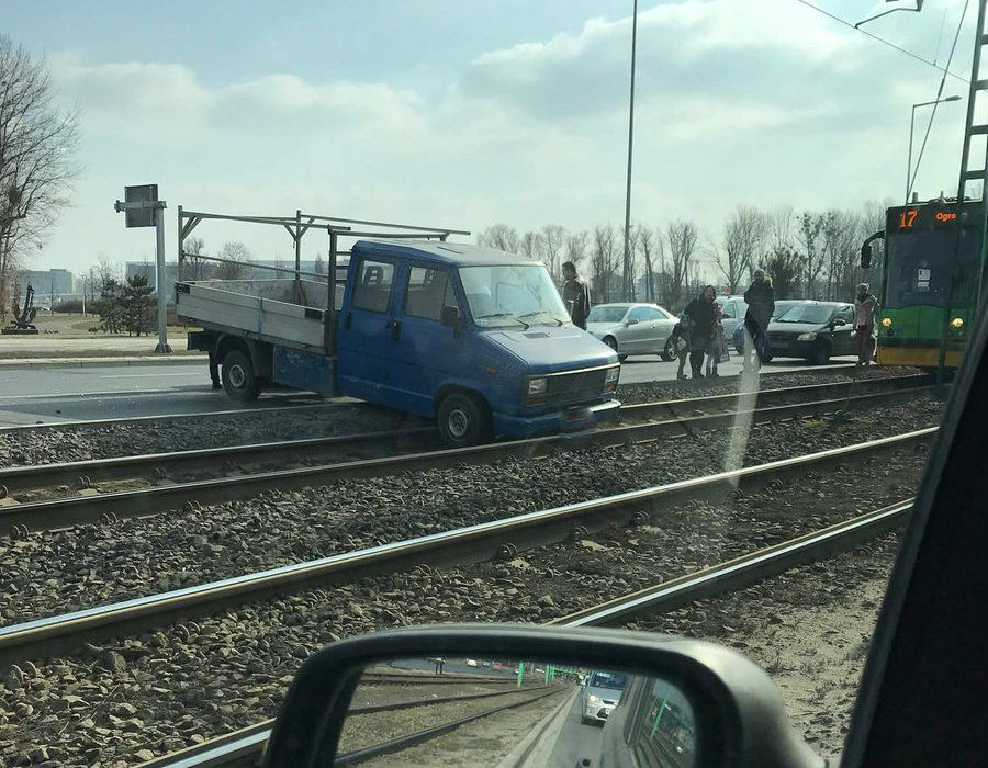 Samochód na torowisku na ul. Jana Pawła II, wstrzymany ruch tramwajowy