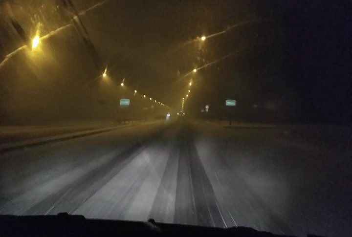 Opady śniegu i deszczu w Poznaniu i okolicach – trudne warunki na drogach!