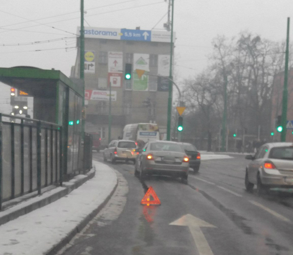 Zepsuty samochód blokuje lewy pas na ul. Głogowskiej przy ul. Hetmańskiej