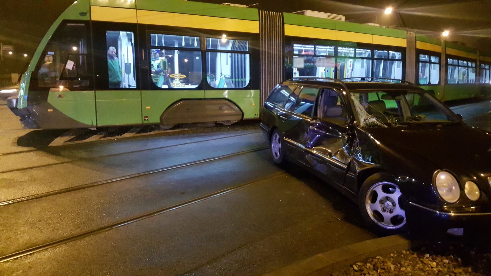 Zderzenie samochodu z tramwajem na skrzyżowaniu ul. Mieszka I i Pułaskiego