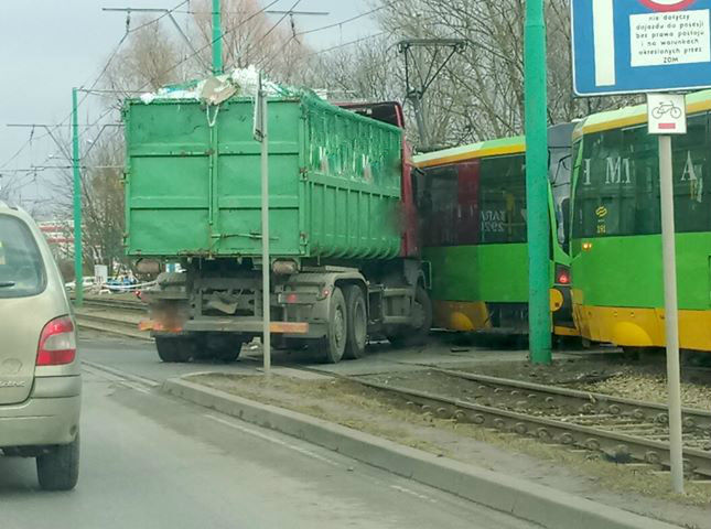 Zderzenie tramwaju z ciężarówką na ul. Starołęckiej, utrudnienia! (Aktualizacja)