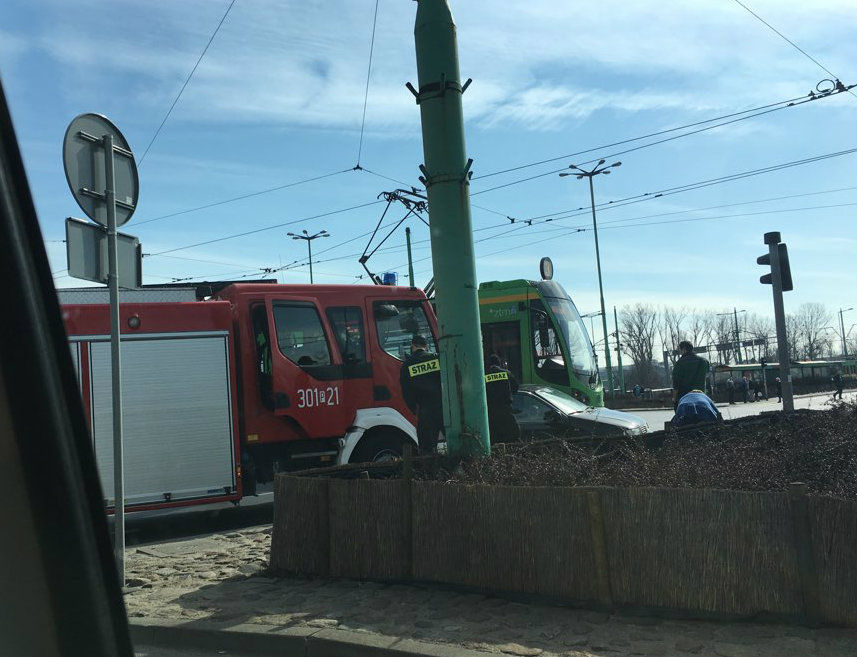Zderzenie samochodu z tramwajem na Rondzie Śródka – utrudnienia