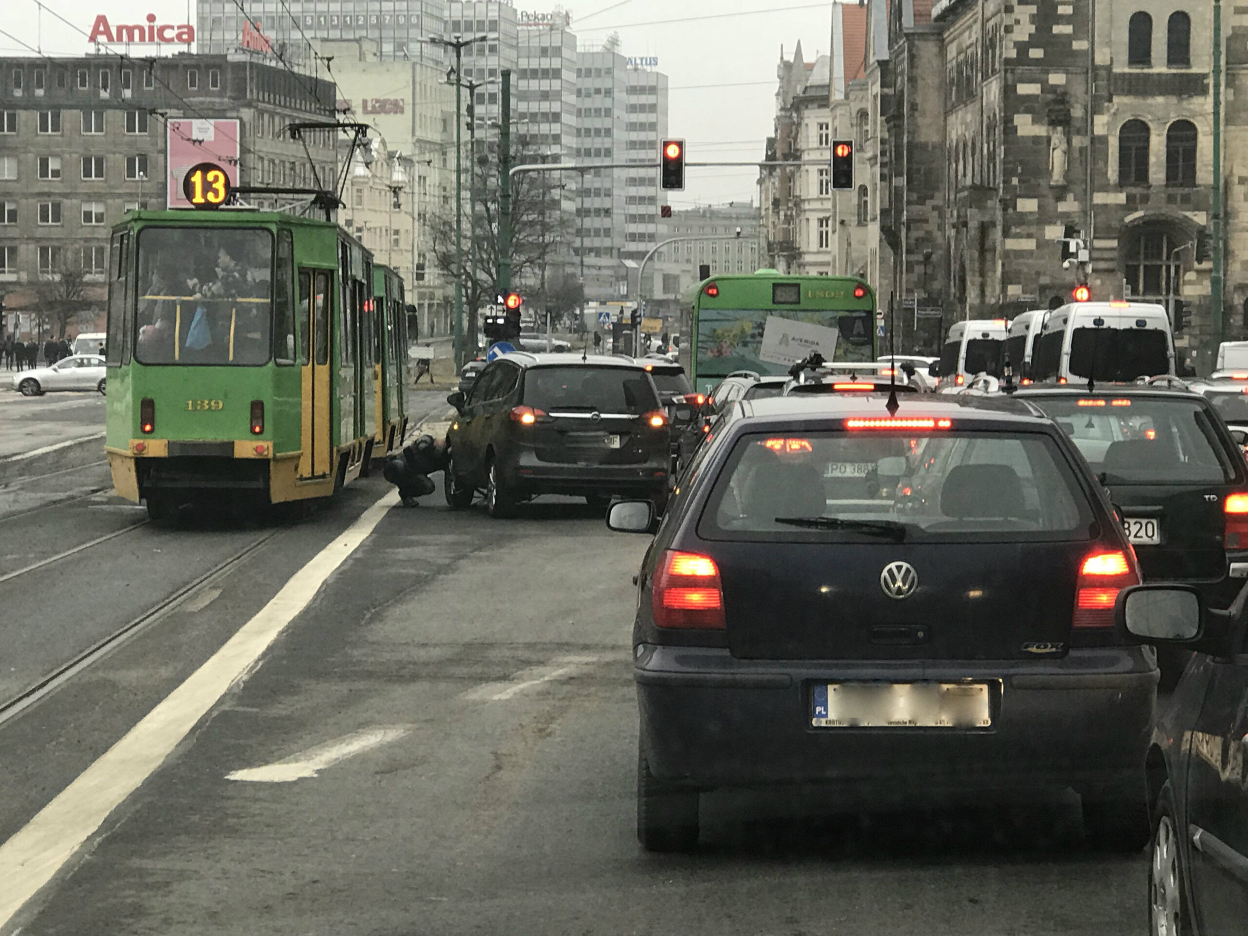 Kierowca wymienia koło w samochodzie – utrudnienia na ul. św. Marcin