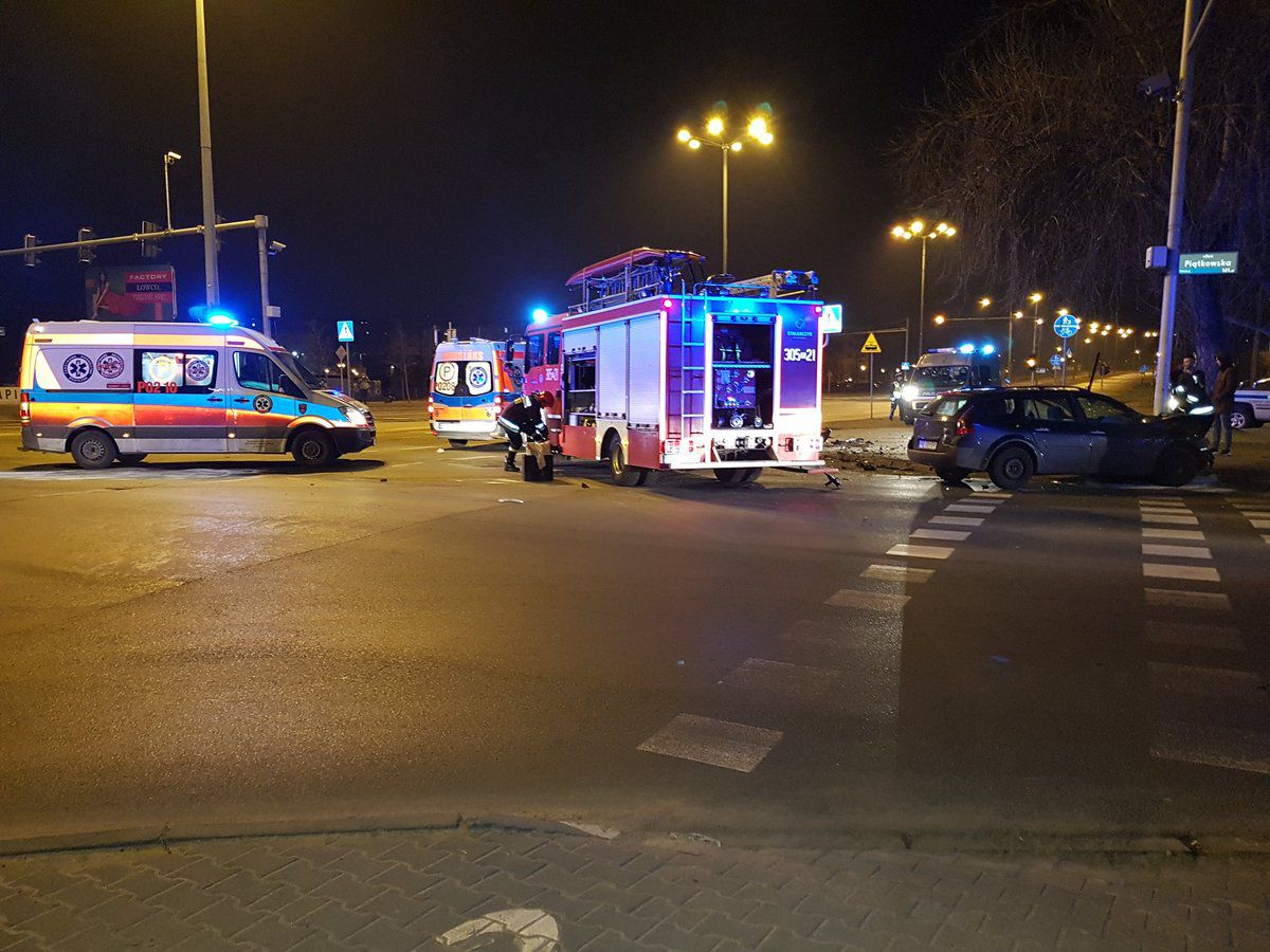 Nocne zderzenie samochodów na skrzyżowaniu ul. Piątkowskiej i al. Solidarności