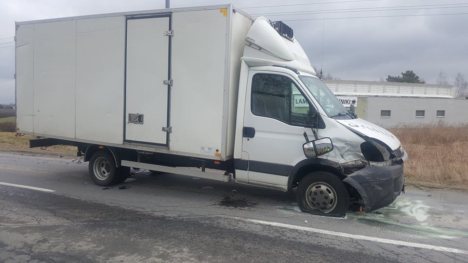 Zderzenie samochodu dostawczego z osobowym na ul. Ostrowskiej