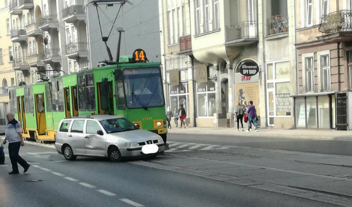 Zderzenie samochodu z tramwajem na ul. Głogowskiej (Aktualizacja)