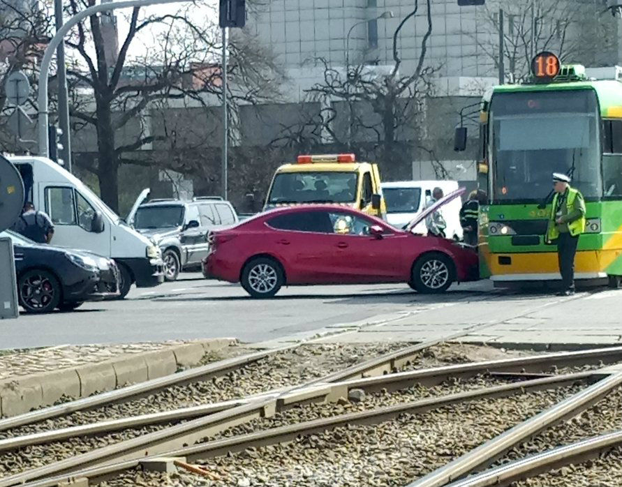 Zderzenie samochodu z tramwajem na ul. Matyi