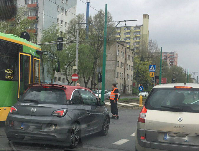 Zepsuty tramwaj na skrzyżowaniu ul. Hetmańskiej i Dmowskiego, utrudniony przejazd samochodów