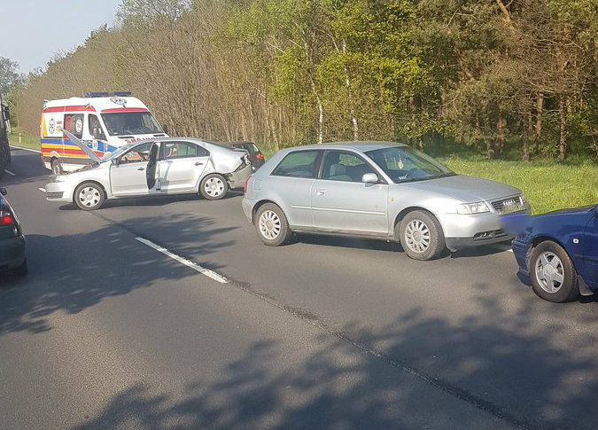 Zderzenie trzech samochodów w Niepruszewie, ruch wahadłowy