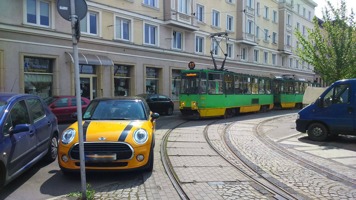 Wstrzymany ruch tramwajowy na pl. Wielkopolskim. Powodem nieprawidłowo zaparkowany samochód