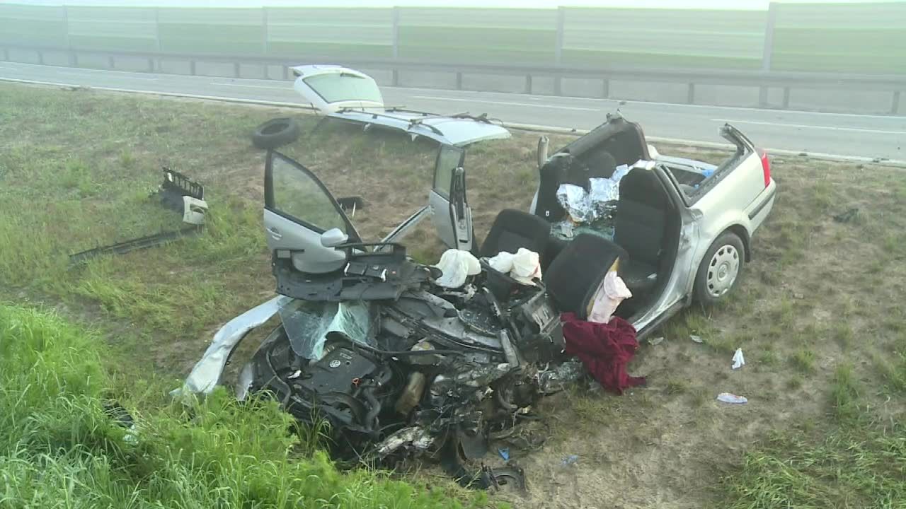 W czołowym zderzeniu dwóch samochodów na trasie Jarocin – Środa Wielkopolska ranne zostały trzy osoby