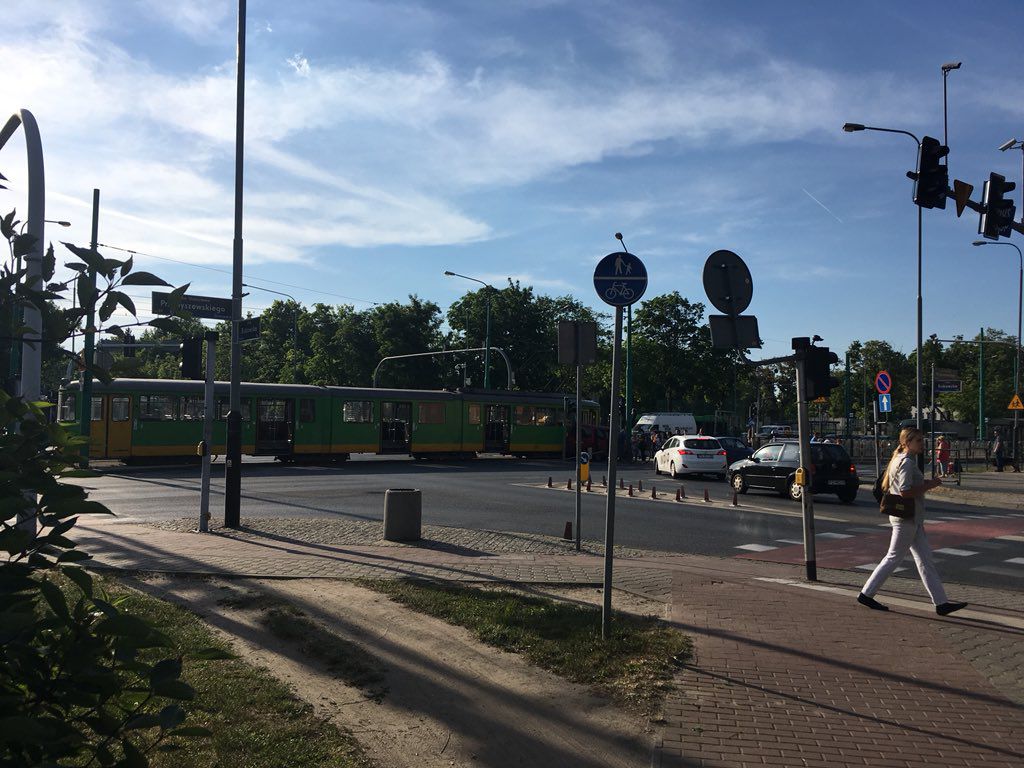 Zderzenie samochodu z tramwajem – utrudnienia na skrzyżowaniu ul. Bukowskiej i Przybyszewskiego