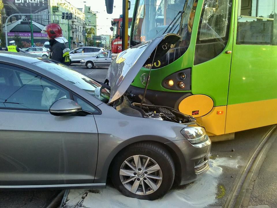 Zderzenie samochodu z tramwajem kilkanaście metrów od pierwszego wypadku. Ul. Głogowska nieprzejezdna (Aktualizacja)