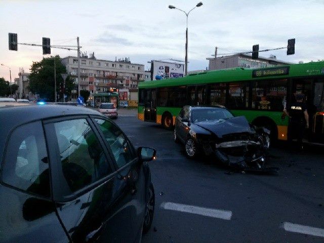 Zderzenie dwóch samochodów i autobusu MPK na ul. Promienistej