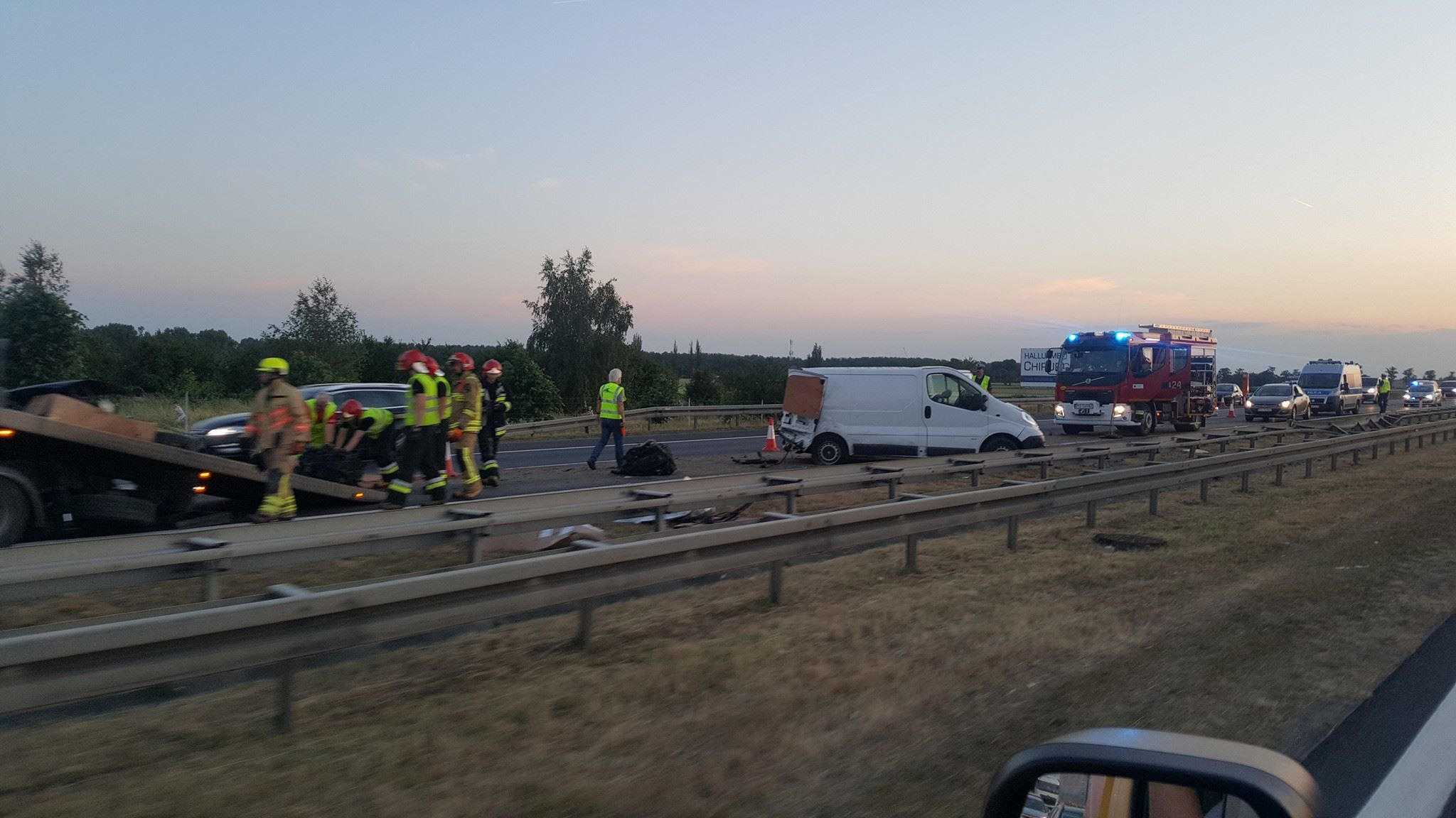 Wypadek na autostradzie A2, droga w kierunku Warszawy zablokowana, utrudnienia w stronę Świecka (Aktualizacja)