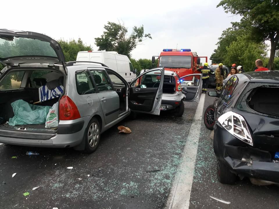 Wypadek w Szreniawie, zderzyło się 5 samochodów