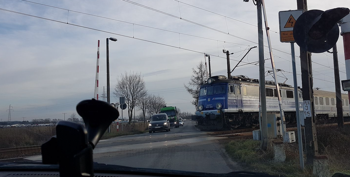 W miejscowości Koninko szlabany na przejeździe kolejowym są cały czas podniesione