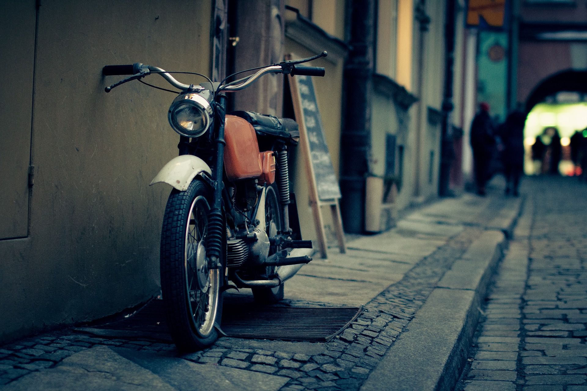 Motocykl w mieście – jak i gdzie go zaparkować?