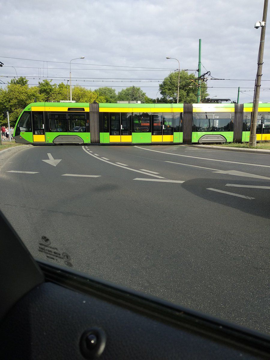 Popsuty tramwaj blokuje przejazd przez Rondo Rataje (Aktualizacja)