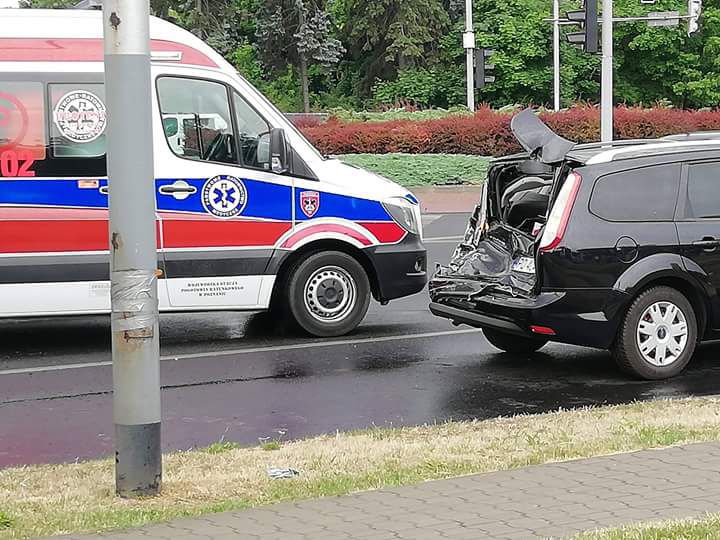 Zderzenie samochodu osobowego i ciężarowego na Rondzie Obornickim