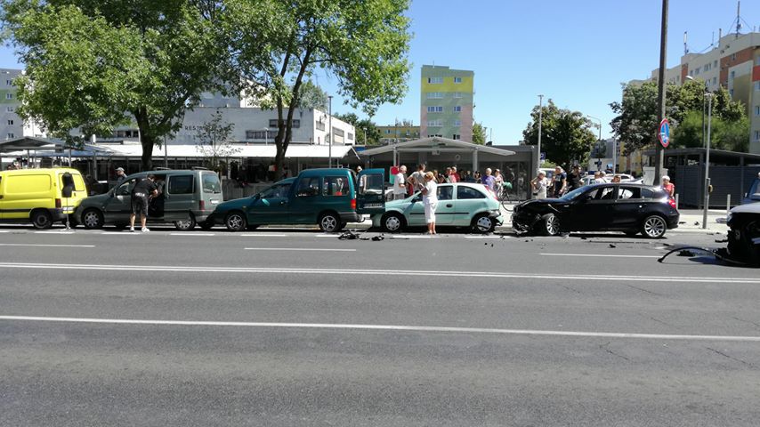 Zderzenie samochodów na skrzyżowaniu ul. Świt i Grochowskiej (Aktualizacja)