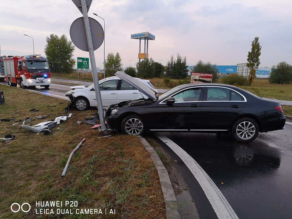 Zderzenie samochodów na ul. Głogowskiej, problemy na wysokości wyjazdu z marketu
