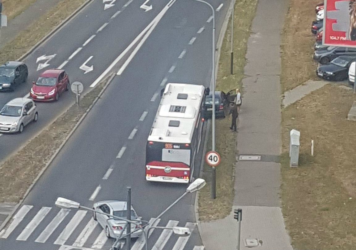 Zdrzenie samochodu z autobusem na skrzyżowaniu ul. Kurpińskiego i Wojciechowskiego