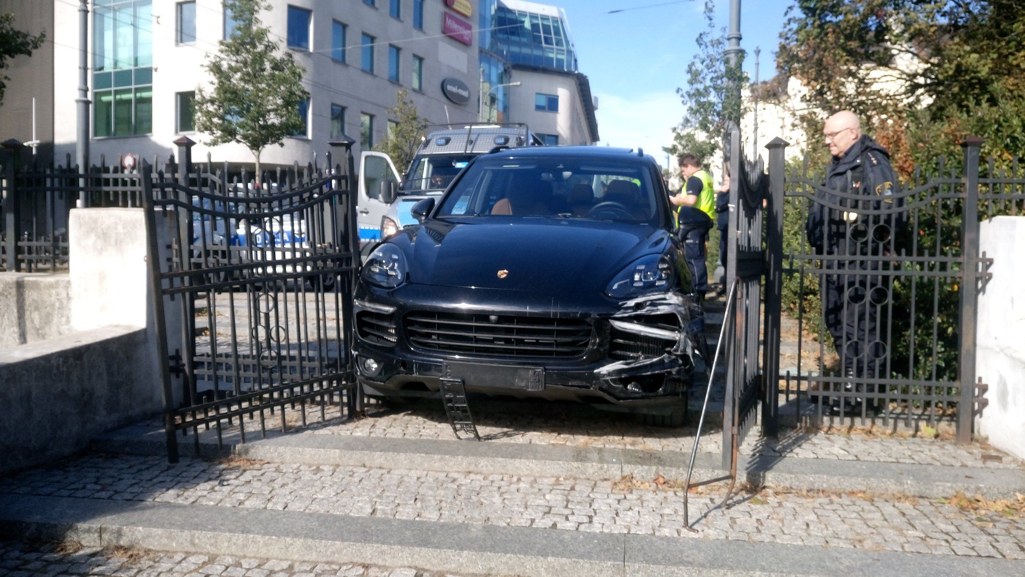 Pościg na Starym Rynku, Porsche uderzyło w radiowóz, a następnie wbiło się w bramę parku