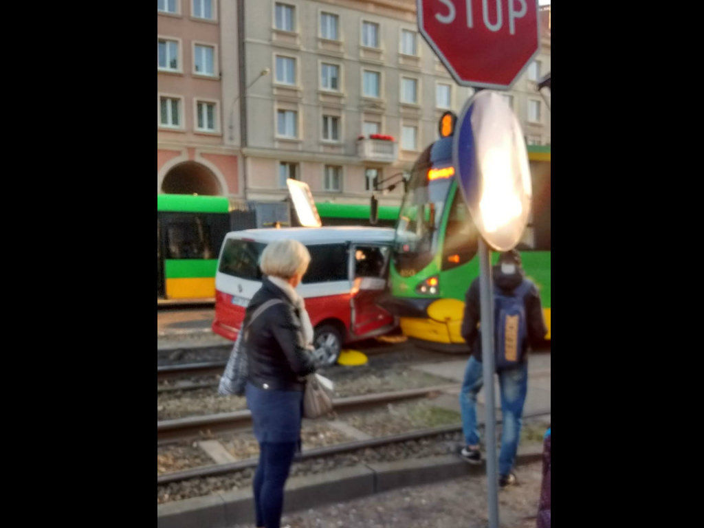 Zderzenie busa z tramwajem na ul. Wolnica, utrudnienia
