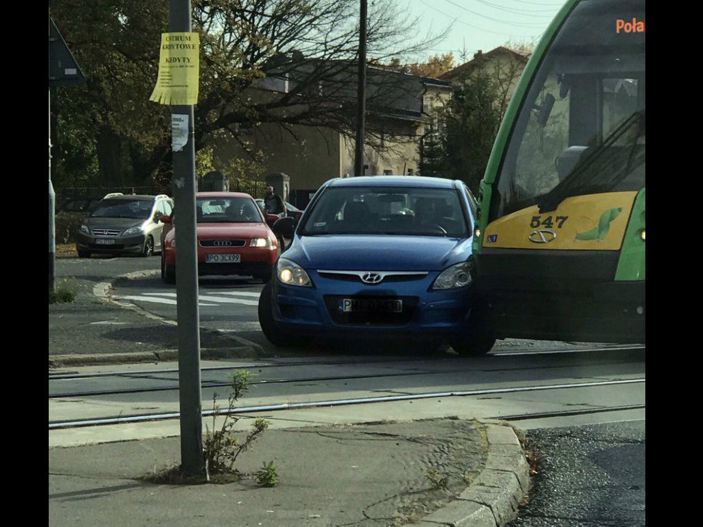 Zderzenie samochodu z tramwajem przy pętli Dębiec (Aktualizacja)