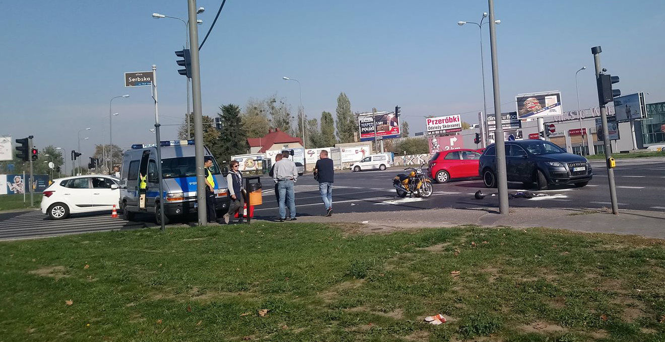 Zderzenie motocykla z samochodem na skrzyżowaniu ul. Serbskiej i Naramowickiej