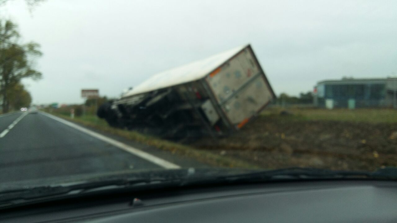 Samochód ciężarowy wpadł do rowu na wyjeździe z Pobiedzisk