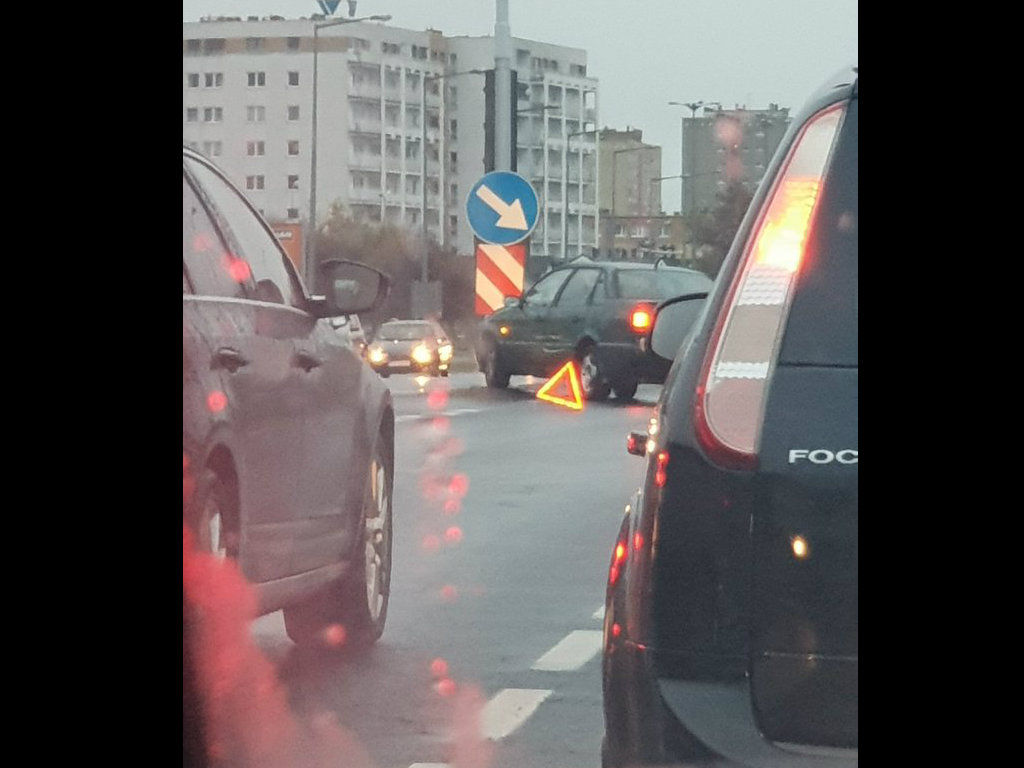 Samochód blokuje jeden pas ruchu na ul. Mieszka I – korki w kierunku centrum miasta!