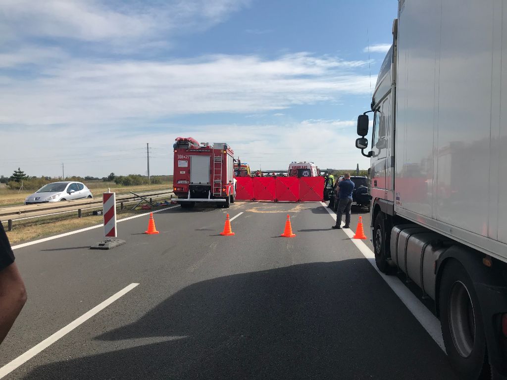 Zderzenie busa z ciężarówką na autostradzie A2, jedna osoba nie żyje. Autostrada w kierunku Warszawy zablokowana