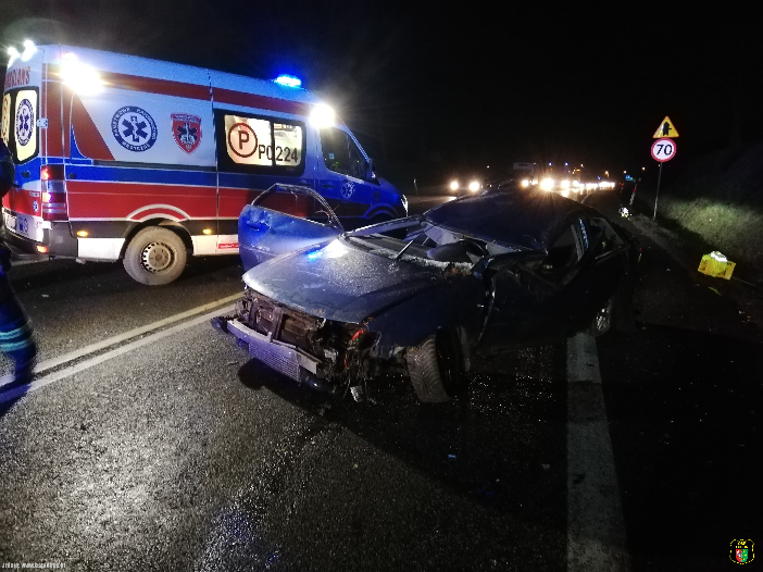 Nocne dachowanie samochodów na DK5, cztery osoby zostały poszkodowane