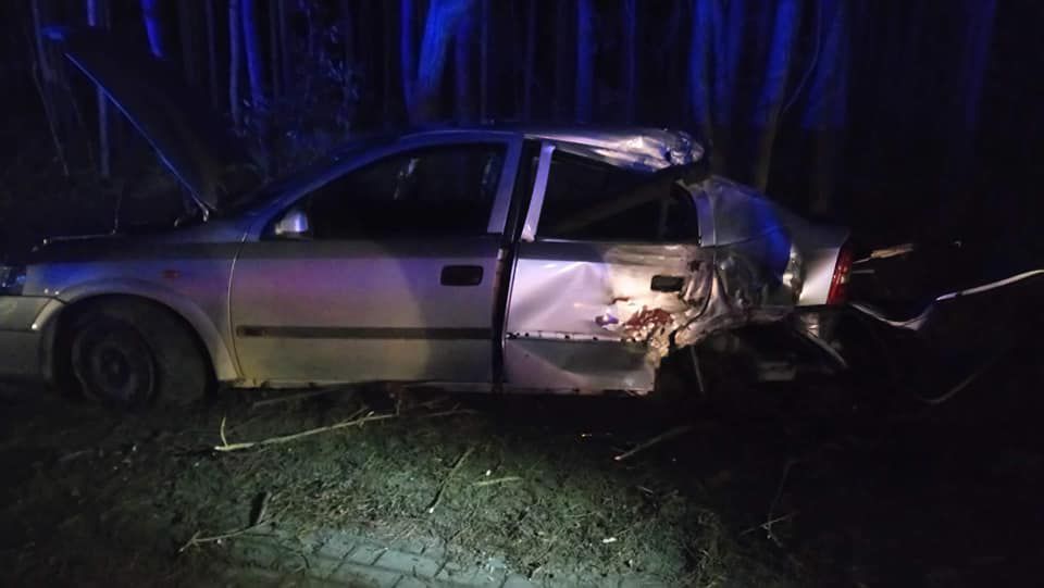 Poranny wypadek pod Poznaniem. Ranny kierowca został przewieziony do szpitala