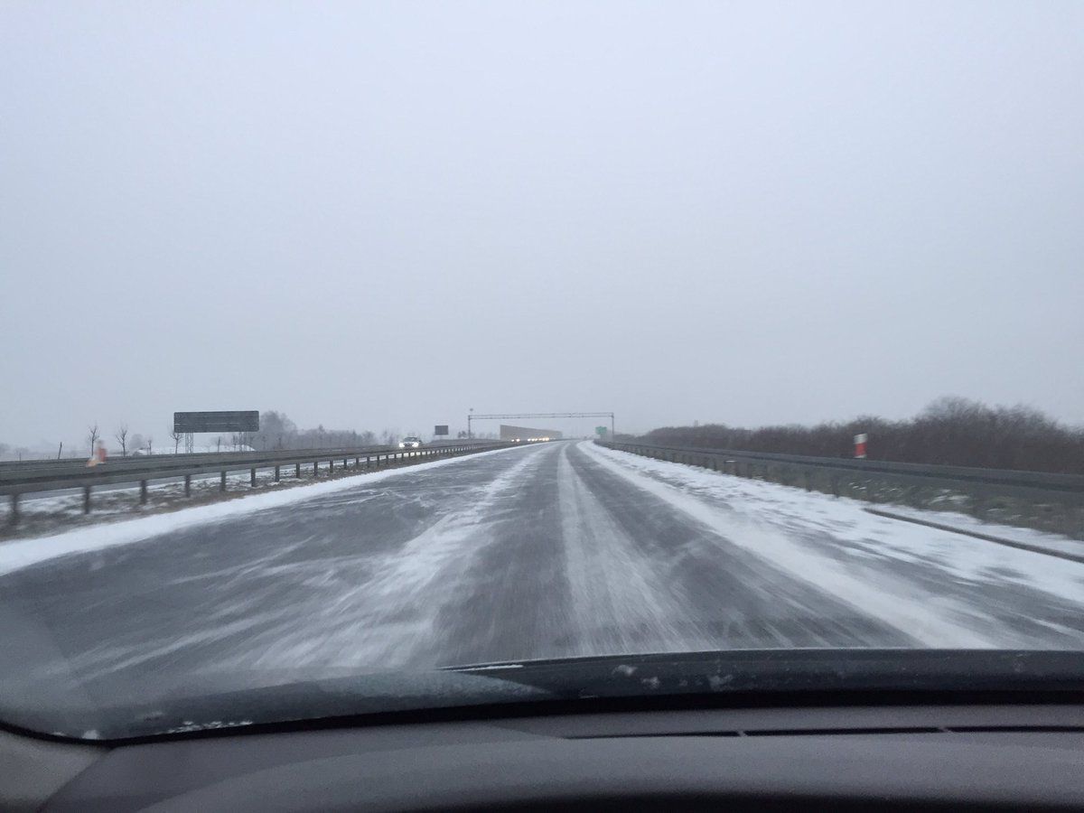 Opady śniegu w Wielkopolsce – trudne warunki na drogach, na niektórych trasach jest bardzo ślisko