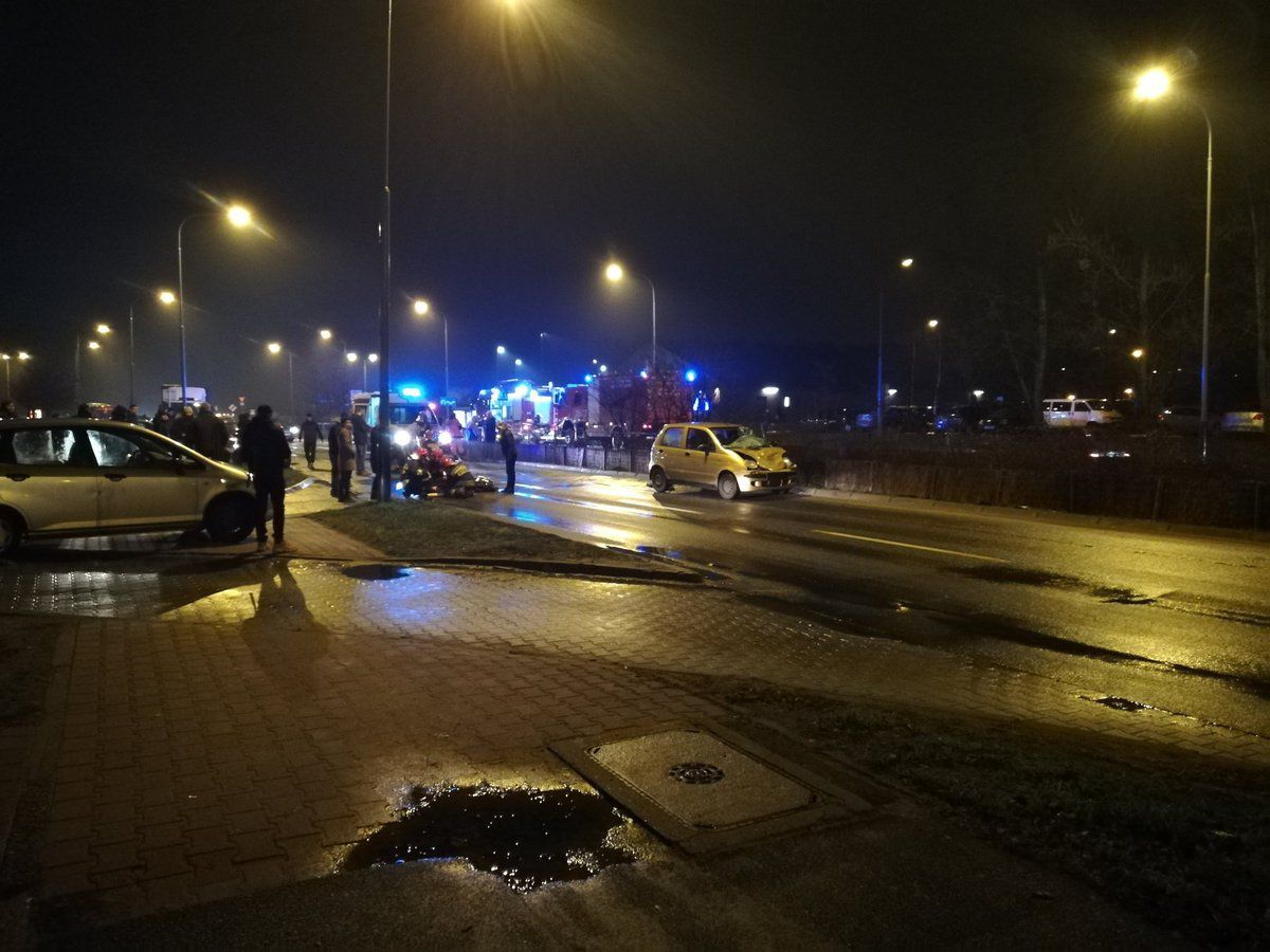 Potrącenie dwóch osób na ul. Opieńskiego, droga zablokowana