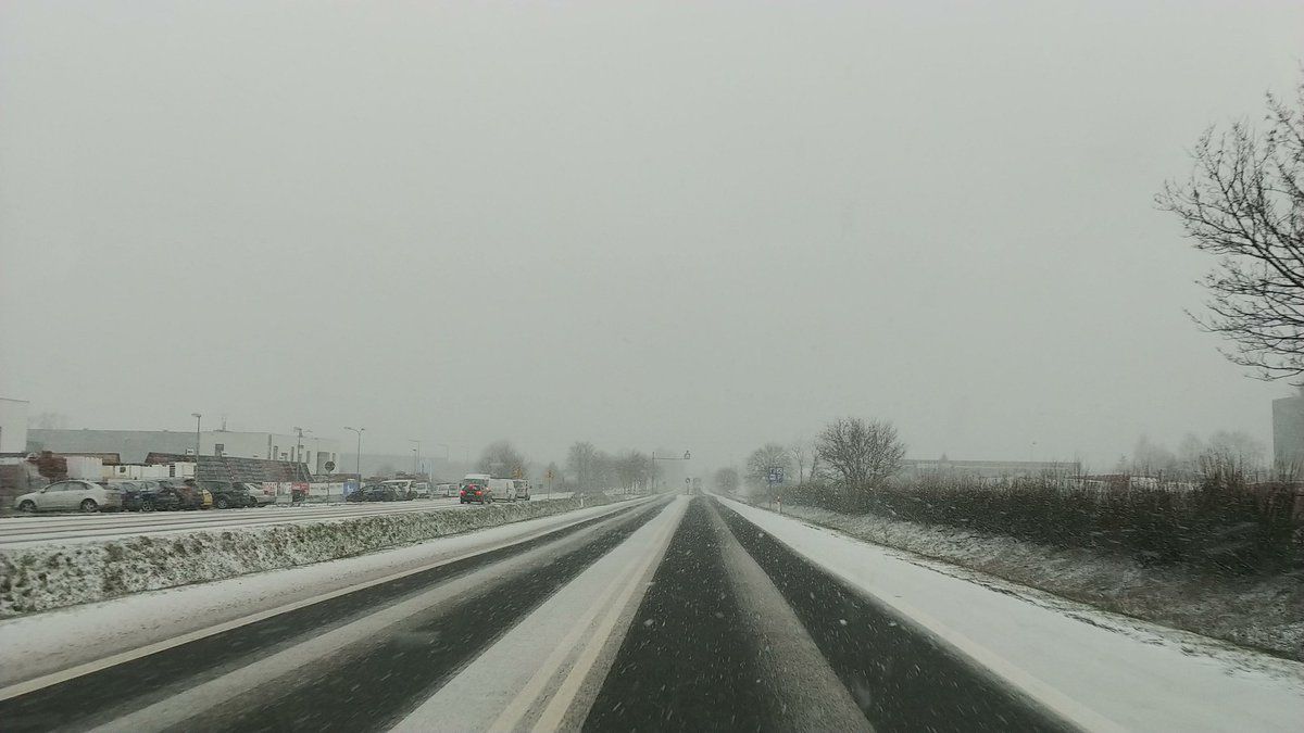 Opady śniegu na zachód od Poznania, trudne warunki na drogach