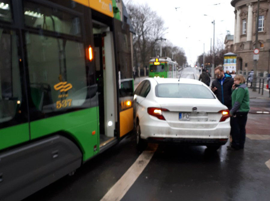 Zderzenie samochodu z tramwajem na ul. Fredry (Aktualizacja)