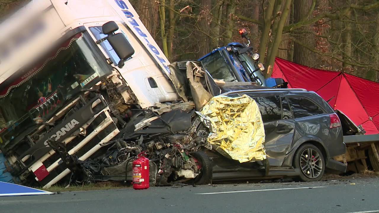 Dwie osoby zginęły w zderzeniu trzech samochodów osobowych i ciężarówki w Wielkopolsce