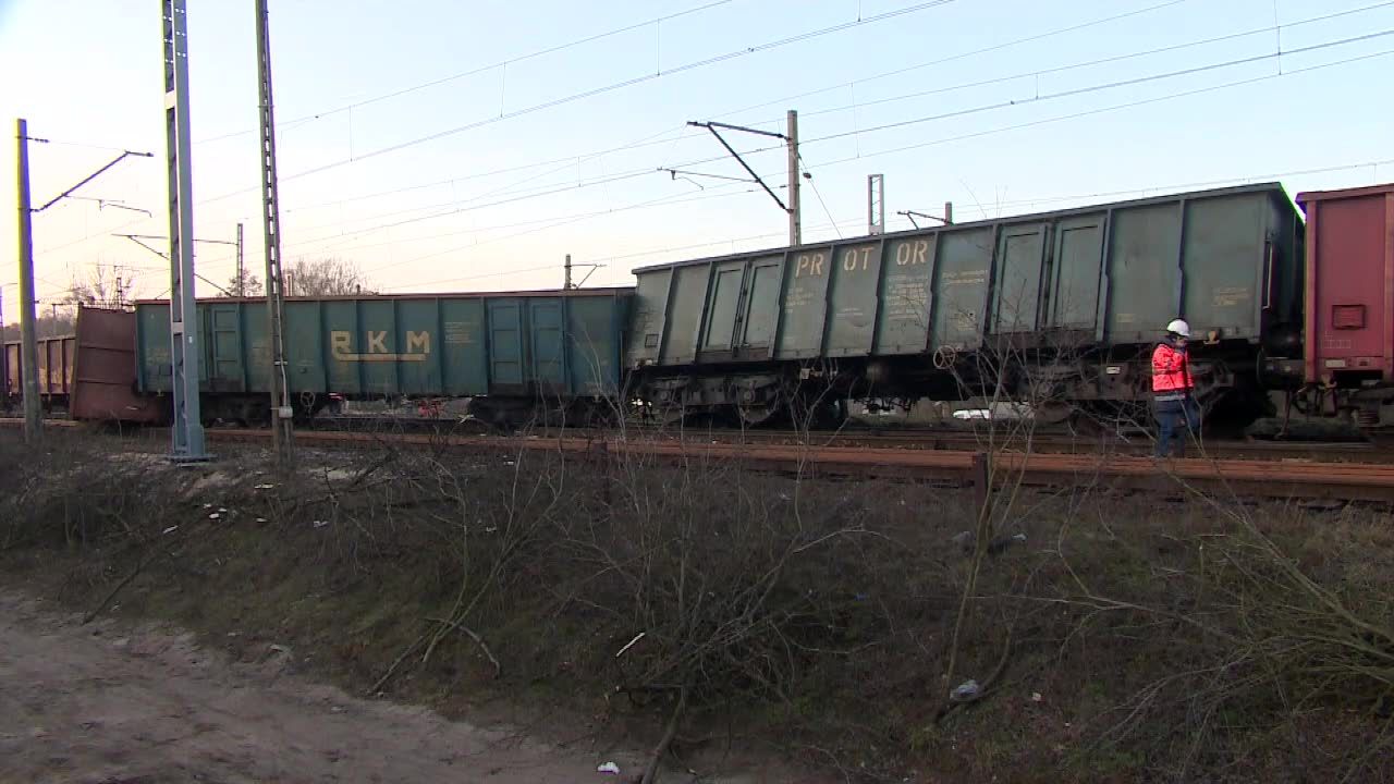 Wykolejenie wagonów pociągu towarowego na stacji Poznań Kiekrz. Utrudnienia w ruchu kolejowym i drogowym (Aktualizacja)